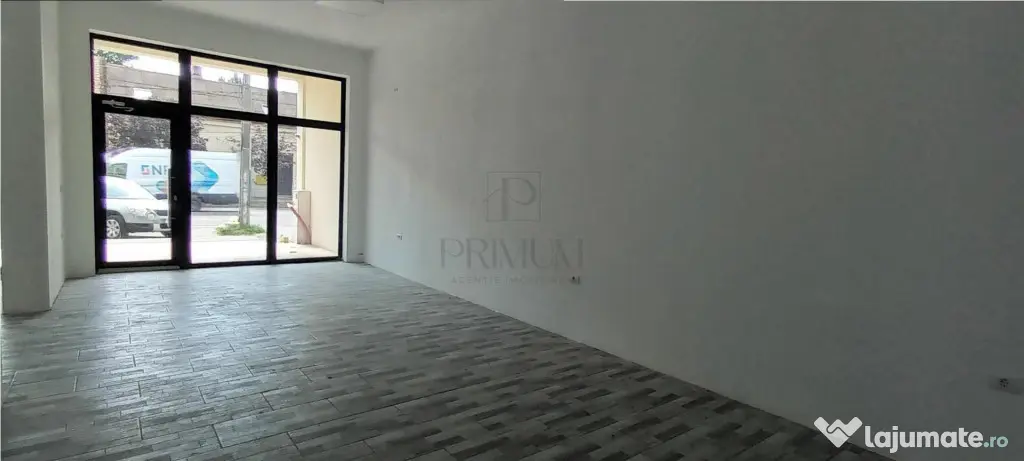 Spatiu Comercial cu 3 usi din sticla si vitrine mari - Elisa