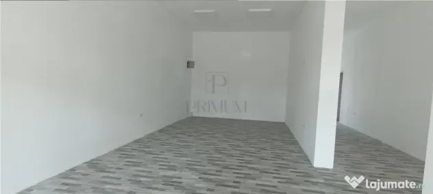 Spatiu Comercial cu 3 usi din sticla si vitrine mari - Elisa