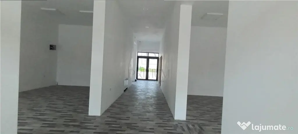 Spatiu Comercial cu 3 usi din sticla si vitrine mari - Elisa