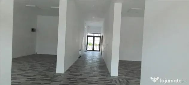 Spatiu Comercial cu 3 usi din sticla si vitrine mari - Elisa