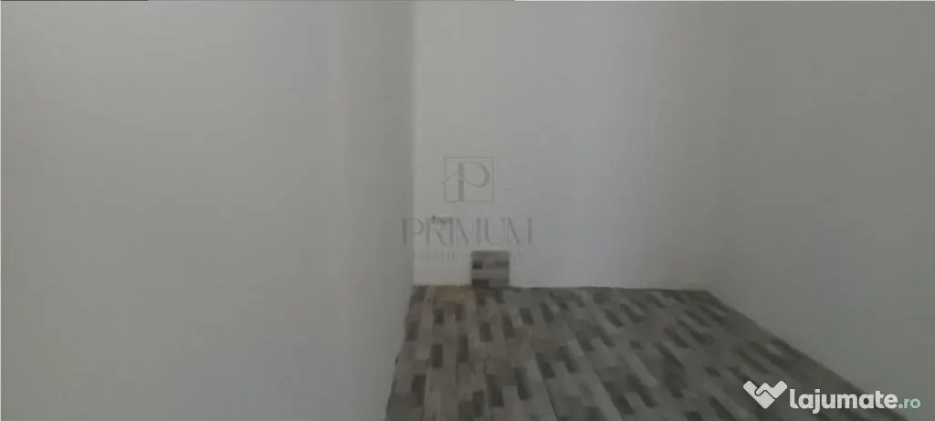 Spatiu Comercial cu 3 usi din sticla si vitrine mari - Elisa