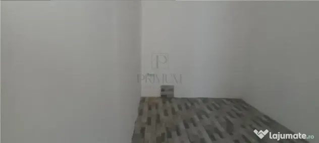 Spatiu Comercial cu 3 usi din sticla si vitrine mari - Elisa