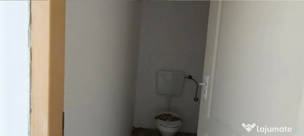 Spatiu Comercial cu 3 usi din sticla si vitrine mari - Elisa