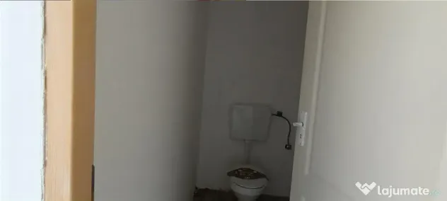 Spatiu Comercial cu 3 usi din sticla si vitrine mari - Elisa