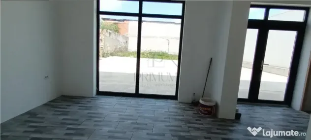 Spatiu Comercial cu 3 usi din sticla si vitrine mari - Elisa