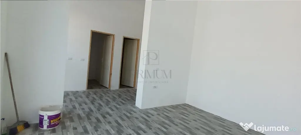 Spatiu Comercial cu 3 usi din sticla si vitrine mari - Elisa