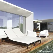 Outsunny Sezlong cu 2 Locuri din PE Ratan Maro cu Saltea Alba 195 x 120 x 28 cm