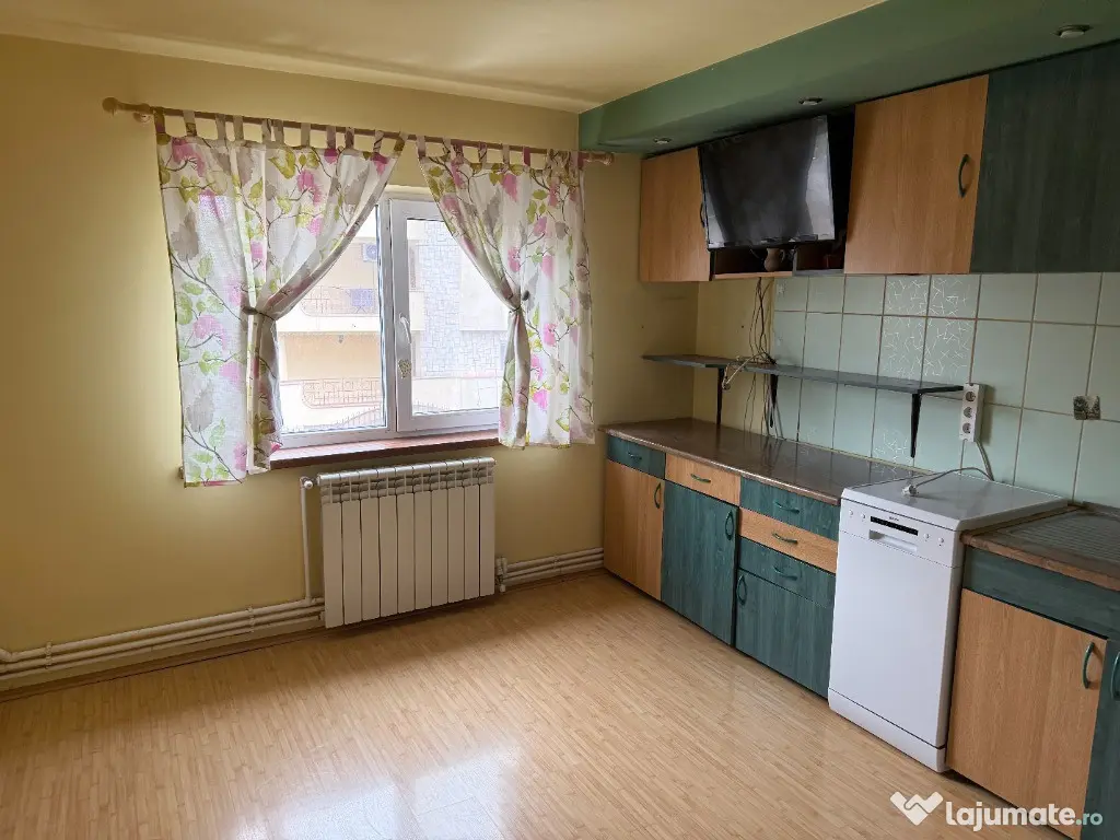 Apartament 4 camere spatios
