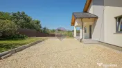 Casă nouă în Tărlungeni, curte însorită și vedere ... 