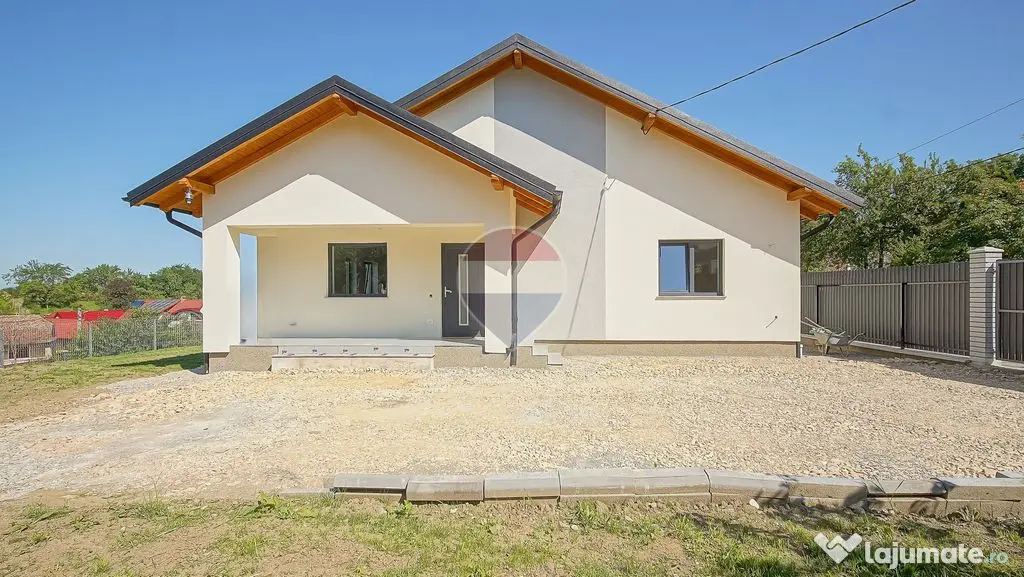 Casă nouă în Tărlungeni, curte însorită și vedere ...