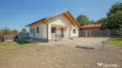 Casă nouă în Tărlungeni, curte însorită și vedere ... 
