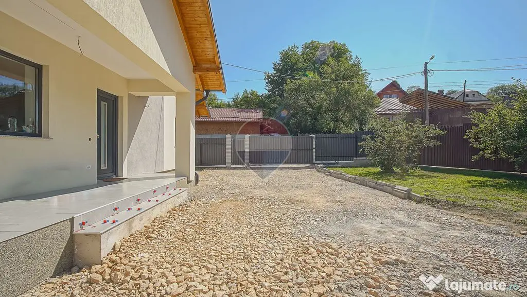 Casă nouă în Tărlungeni, curte însorită și vedere ...