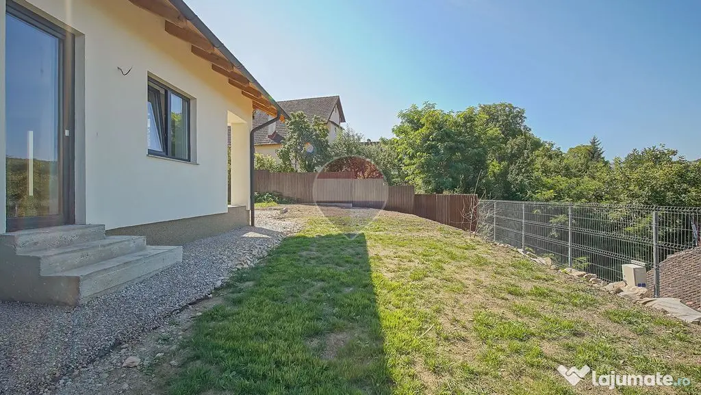 Casă nouă în Tărlungeni, curte însorită și vedere ...