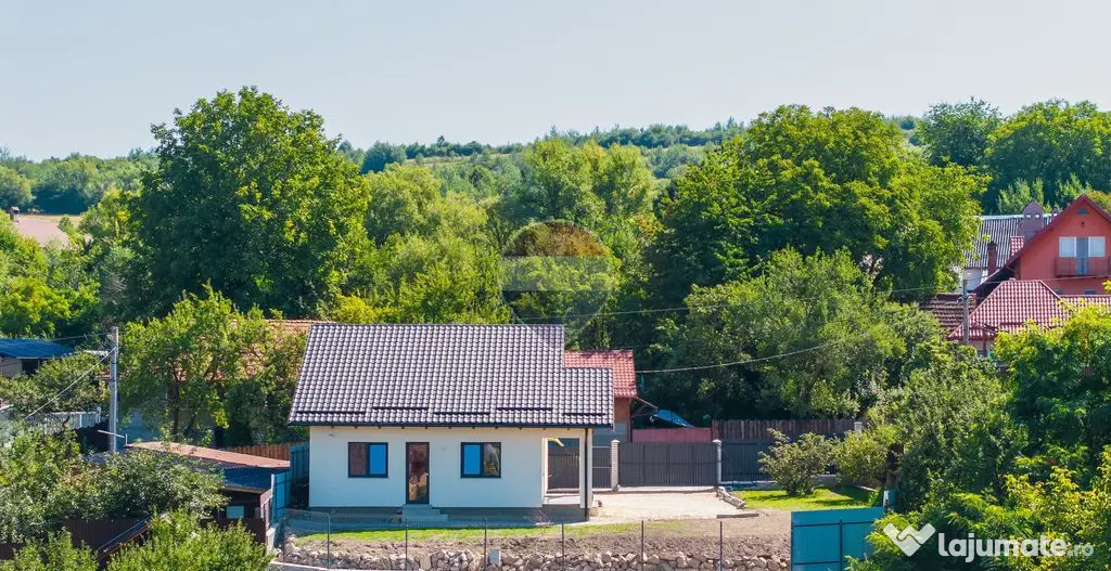 Casă nouă în Tărlungeni, curte însorită și vedere ...