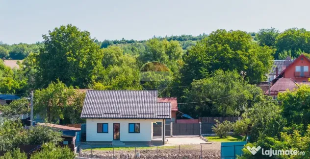 Casă nouă în Tărlungeni, curte însorită și vedere ...