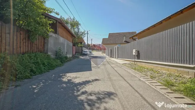 Casă nouă în Tărlungeni, curte însorită și vedere ...