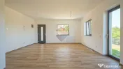 Casă nouă în Tărlungeni, curte însorită și vedere ... 