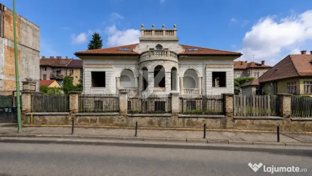 Casă cu arhitectură deosebită, 842 mp și teren de 1.048
