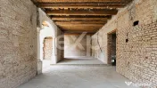 Casă cu arhitectură deosebită, 842 mp și teren de 1.048 