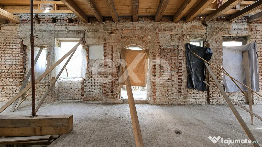 Casă cu arhitectură deosebită, 842 mp și teren de 1.048