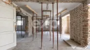 Casă cu arhitectură deosebită, 842 mp și teren de 1.048 