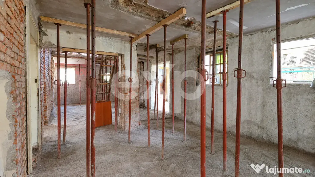 Casă cu arhitectură deosebită, 842 mp și teren de 1.048