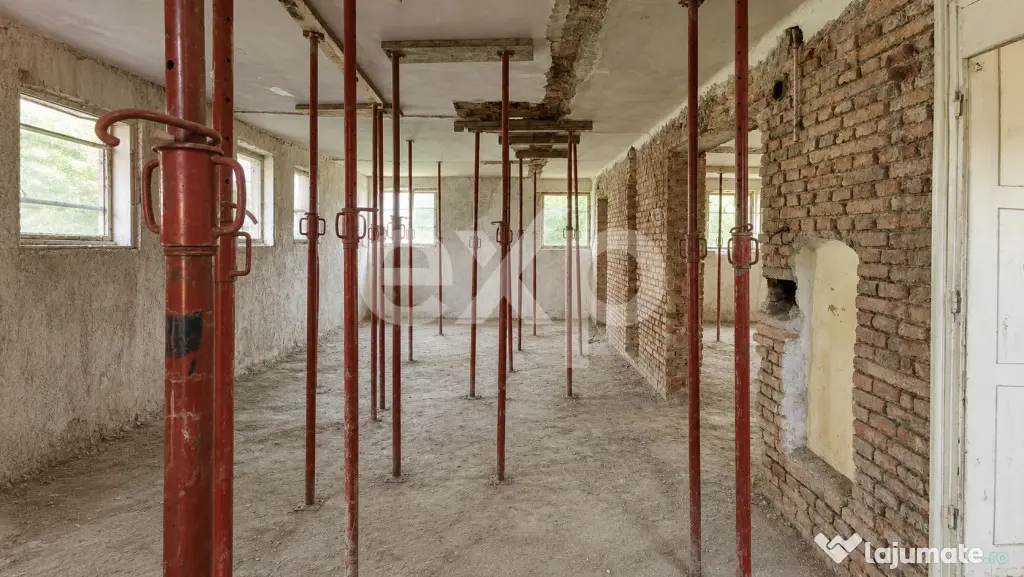 Casă cu arhitectură deosebită, 842 mp și teren de 1.048