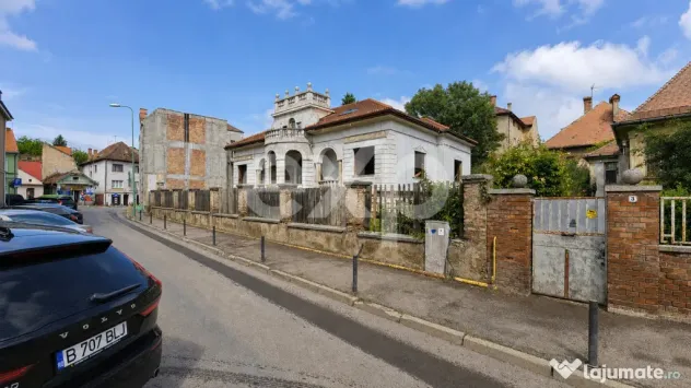 Casă cu arhitectură deosebită, 842 mp și teren de 1.048