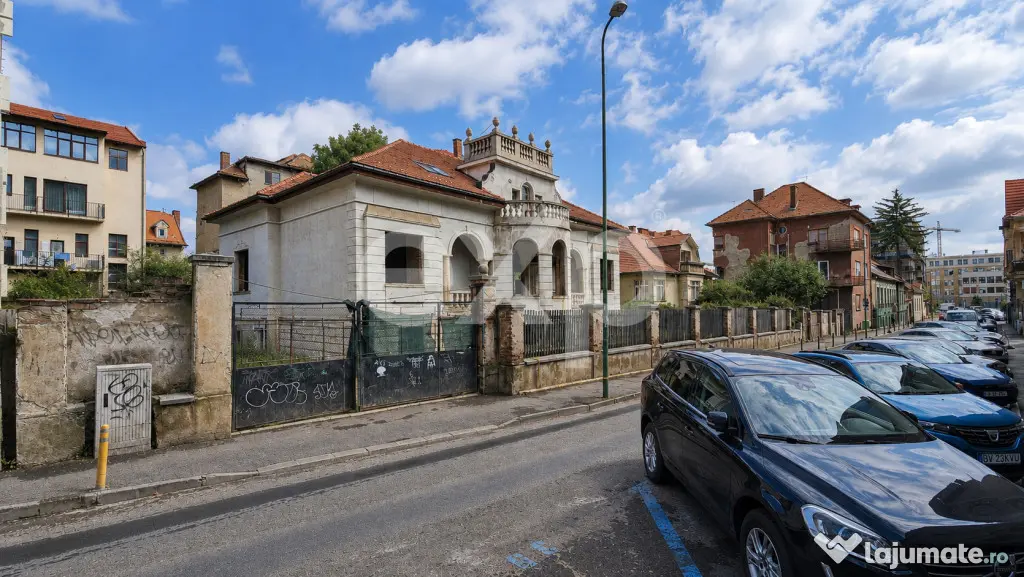 Casă cu arhitectură deosebită, 842 mp și teren de 1.048