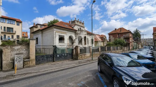 Casă cu arhitectură deosebită, 842 mp și teren de 1.048