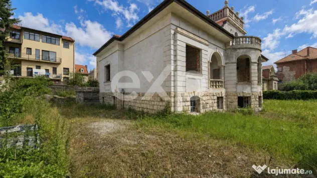 Casă cu arhitectură deosebită, 842 mp și teren de 1.048