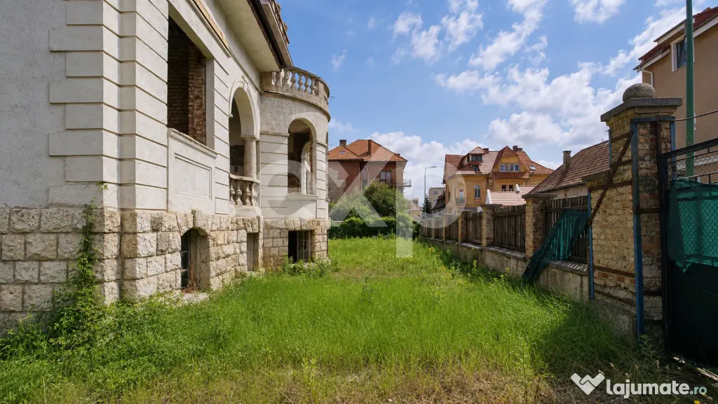 Casă cu arhitectură deosebită, 842 mp și teren de 1.048