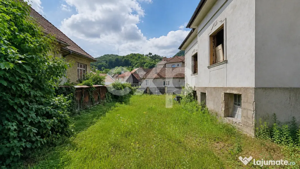 Casă cu arhitectură deosebită, 842 mp și teren de 1.048