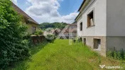 Casă cu arhitectură deosebită, 842 mp și teren de 1.048 