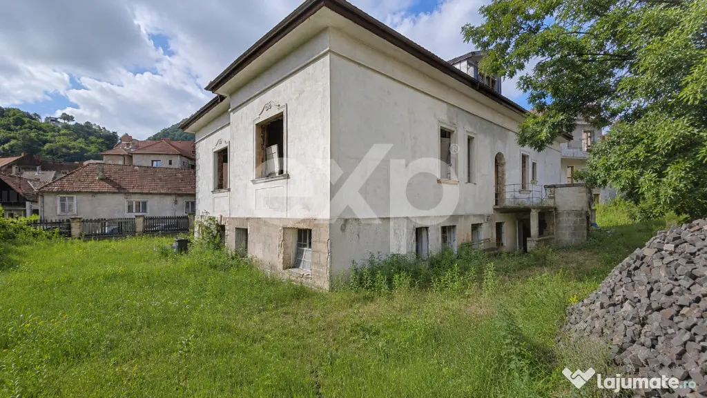 Casă cu arhitectură deosebită, 842 mp și teren de 1.048