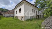Casă cu arhitectură deosebită, 842 mp și teren de 1.048 