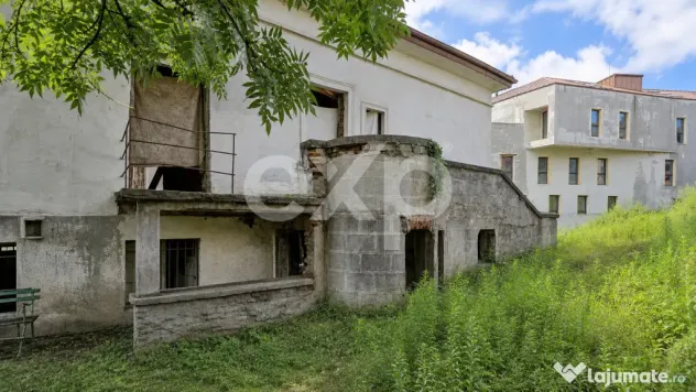 Casă cu arhitectură deosebită, 842 mp și teren de 1.048