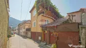 Casă cu 2 apartamente, terasă și garaj, zona Piața Un... 