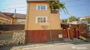 Casă cu 2 apartamente, terasă și garaj, zona Piața Un... 
