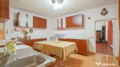 Casă cu 2 apartamente, terasă și garaj, zona Piața Un... 