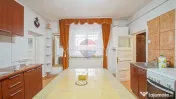 Casă cu 2 apartamente, terasă și garaj, zona Piața Un... 