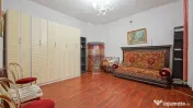 Casă cu 2 apartamente, terasă și garaj, zona Piața Un... 