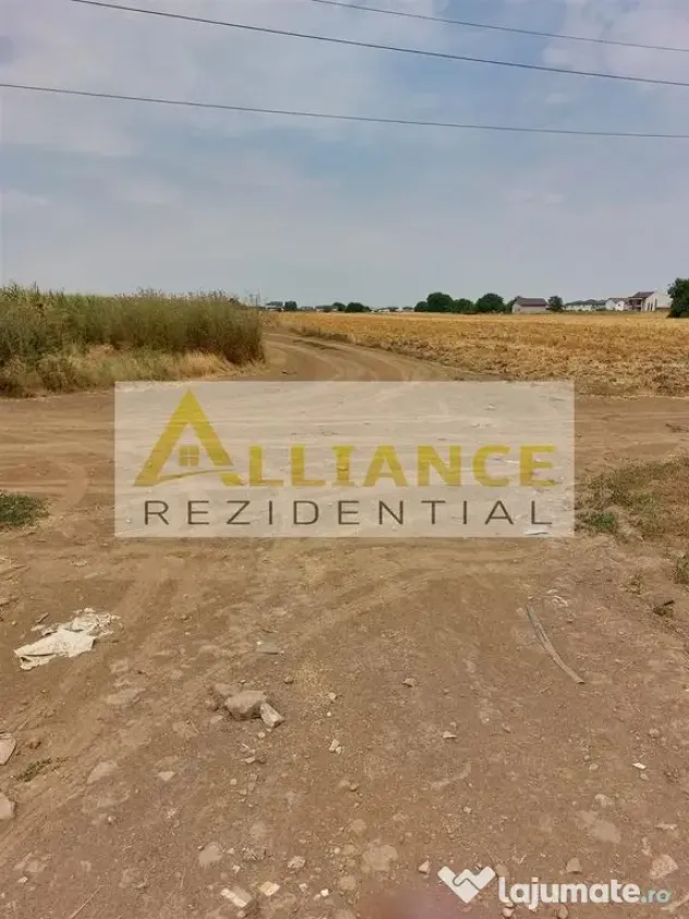 Teren 330 mpla 250-300 m de alte case.Zona in dezvoltare.