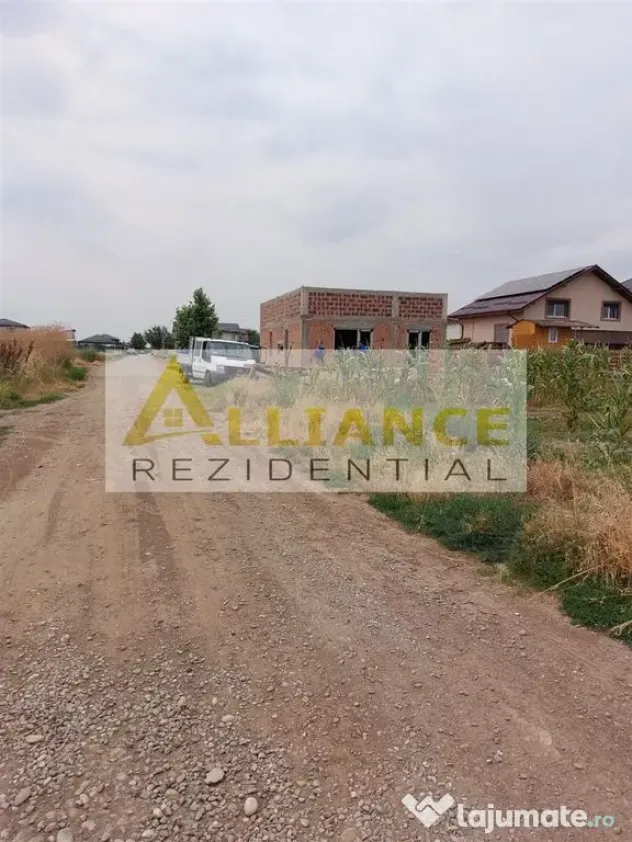 Teren 330 mpla 250-300 m de alte case.Zona in dezvoltare.