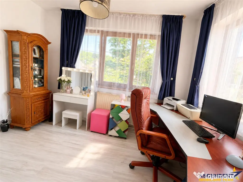 Casa familiala,790mp teren,5 dormitoare, livada,2 garaje,pan