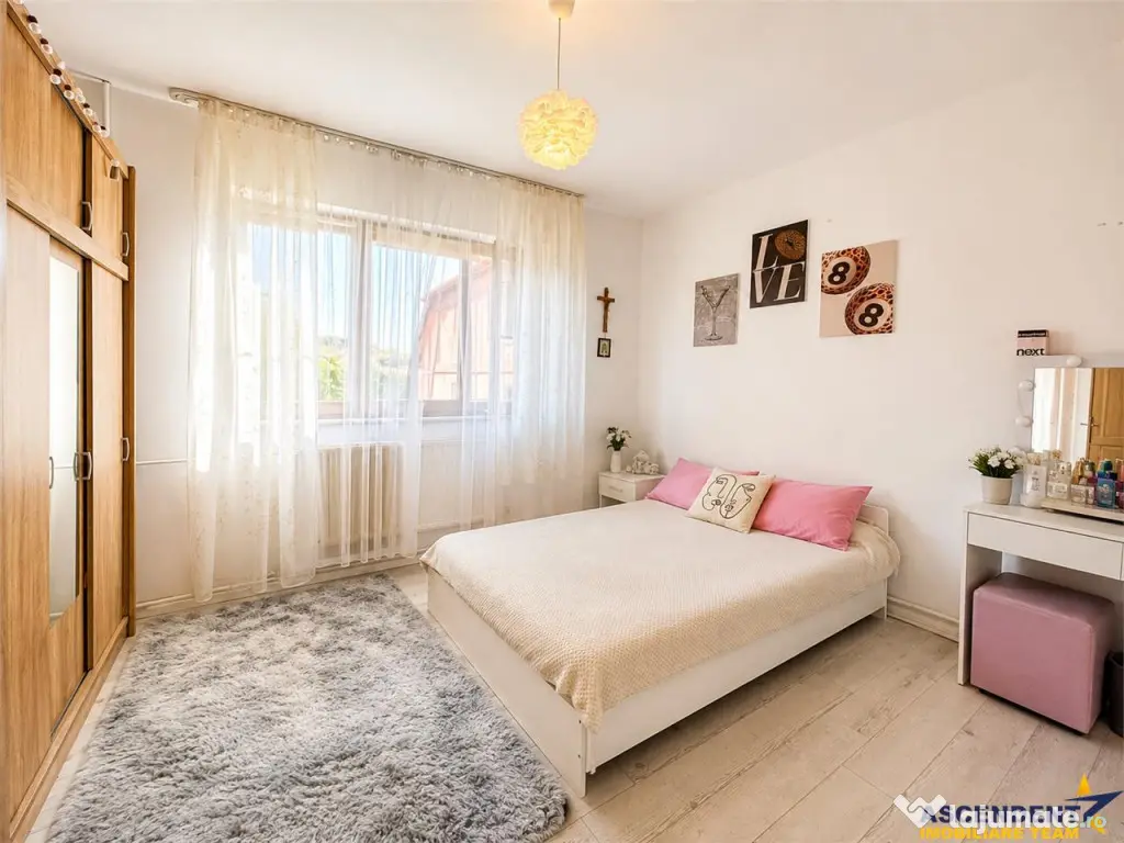 Casa familiala,790mp teren,5 dormitoare, livada,2 garaje,pan