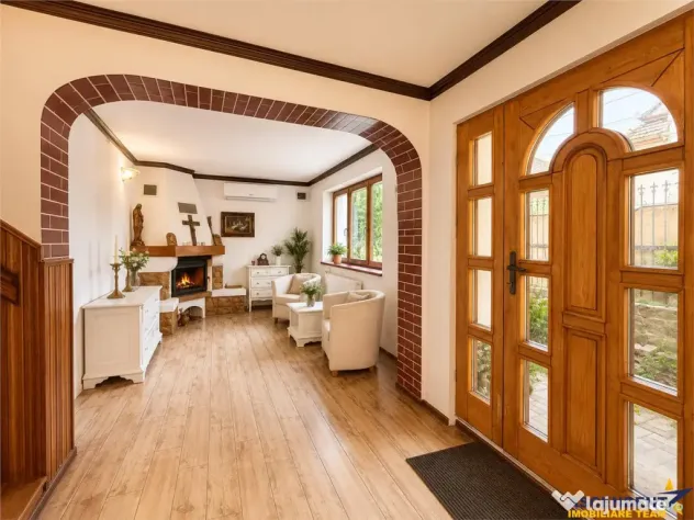Casa familiala,790mp teren,5 dormitoare, livada,2 garaje,pan