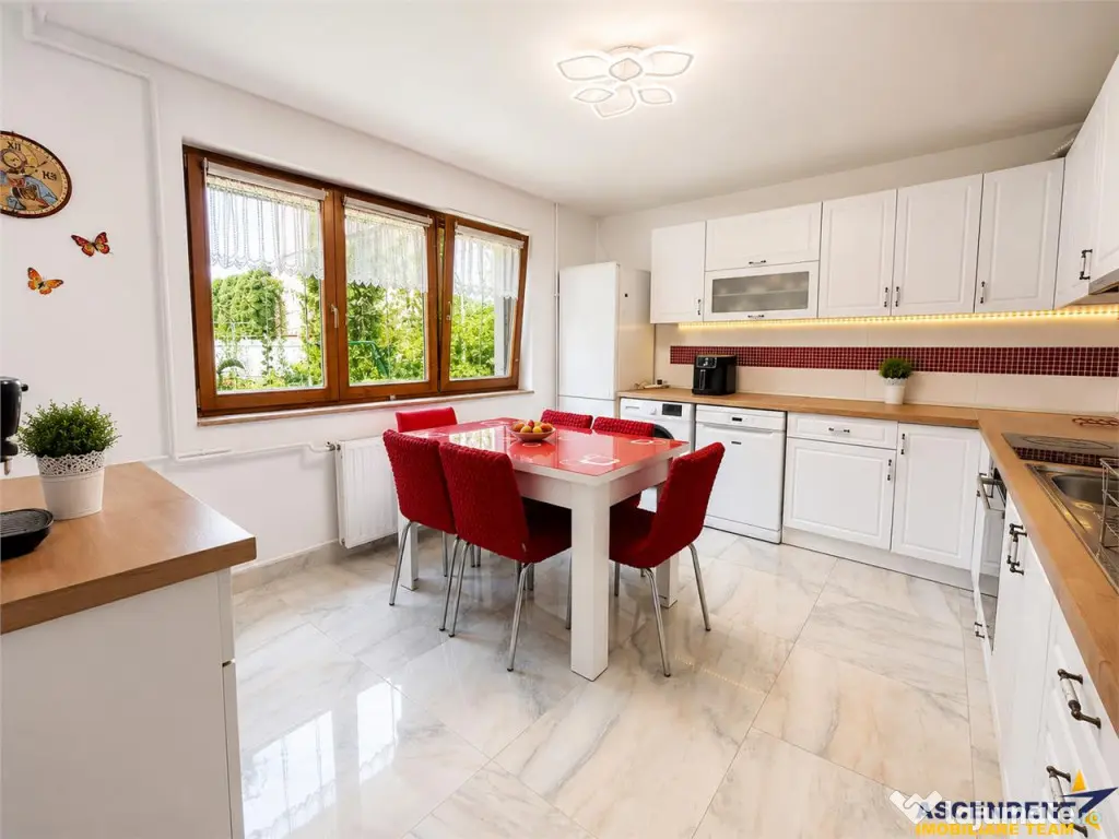 Casa familiala,790mp teren,5 dormitoare, livada,2 garaje,pan