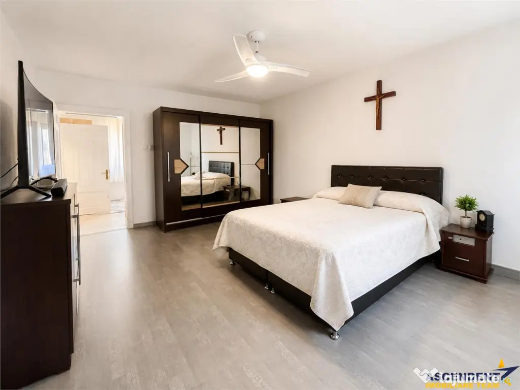 Casa familiala,790mp teren,5 dormitoare, livada,2 garaje,pan
