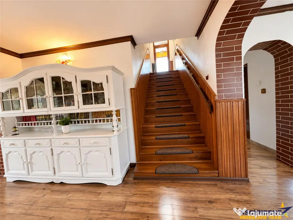 Casa familiala,790mp teren,5 dormitoare, livada,2 garaje,pan